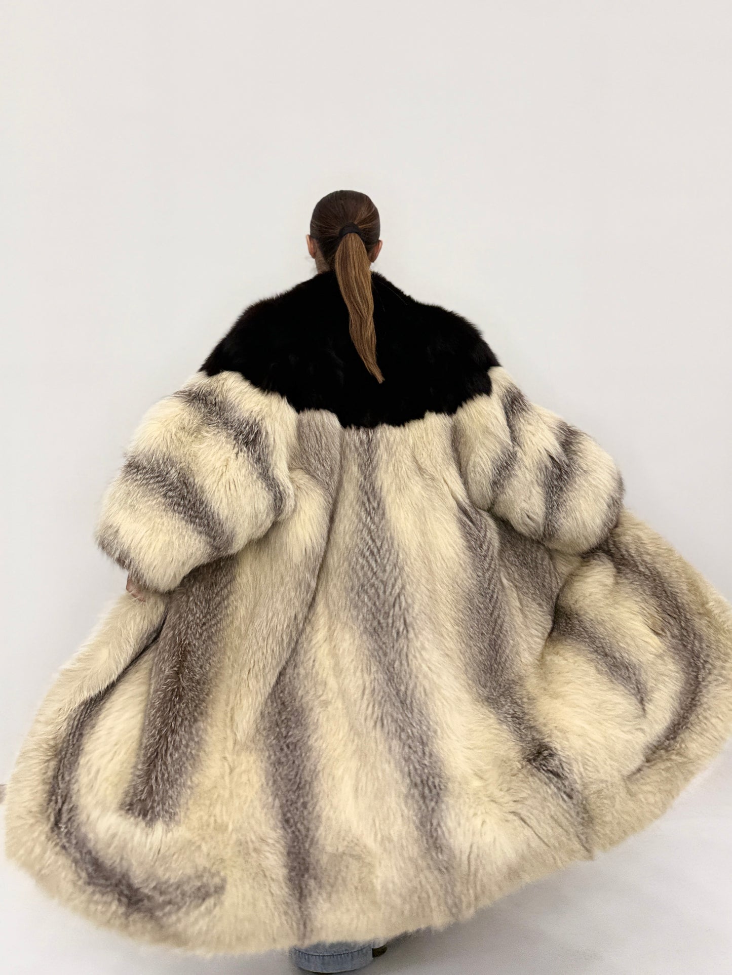 Caban lungo in volpe di Groenlandia con inserti in Volpe dark brown