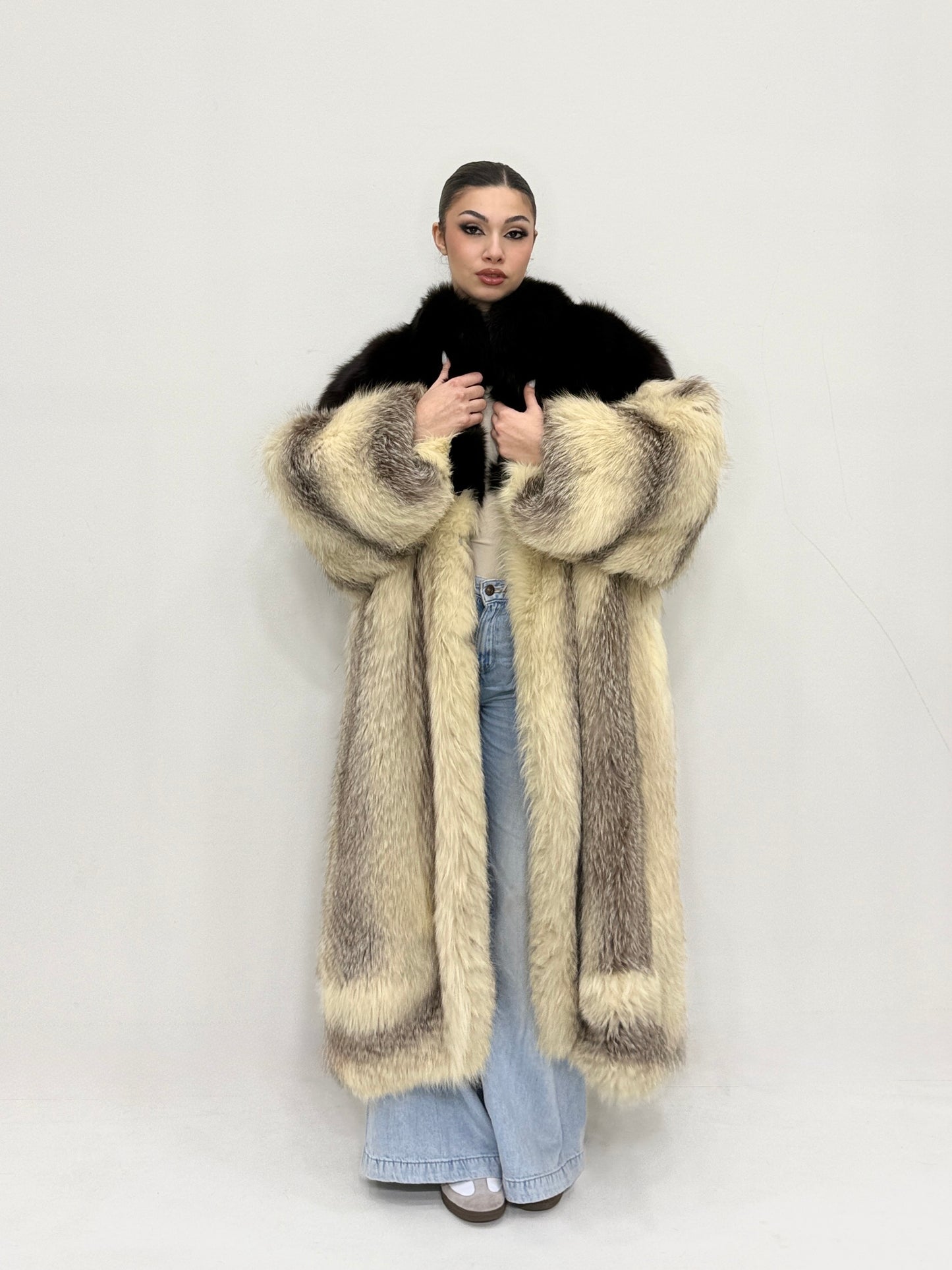 Caban lungo in volpe di Groenlandia  con inserti in Volpe dark brown